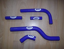 Show details for Suzuki RMZ 250 Silikon Kühlerschläuche 04-06 Blau Picture of Suzuki RMZ 250 Silikon Kühlerschläuche 04-06 Blau
