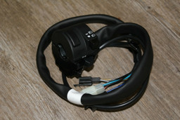 Show details for Honda CBR 125 R 2004-2008 Lenkerschalter Blinker Schalter links Blinkerschalter original  Picture of Honda CBR 125 R 2004-2008 Lenkerschalter Blinker Schalter links Blinkerschalter original